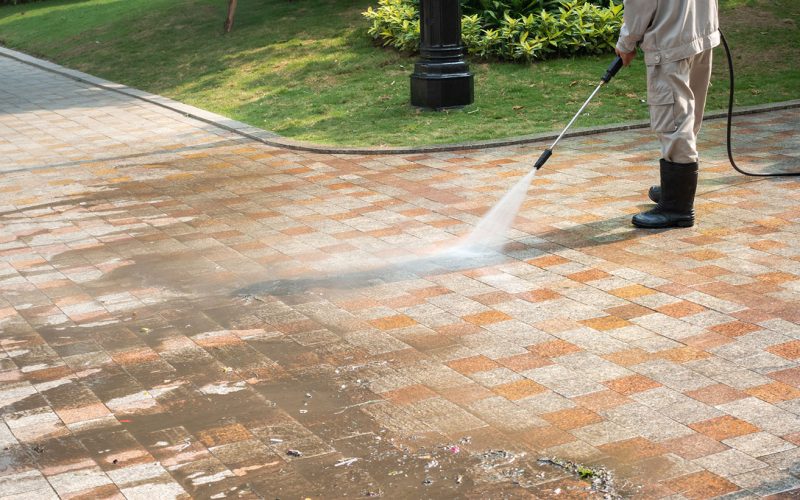 Outdoor floor cleaning with a pressure water jet on street