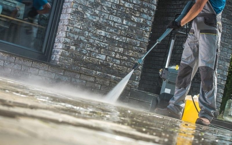 pressure-washer-cleaning-concrete